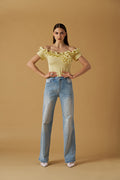 T-shirt spalle fuori con fiore